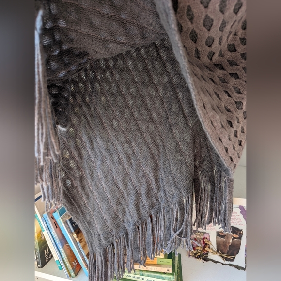 Gray Textured Knit Poncho with Fringe Soft One Size Y2K Boho Cozy - Picture 8 of 8